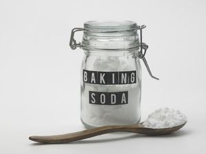 Jangan Bersihkan Cermin Pakai Baking Soda, Ini Akibatnya