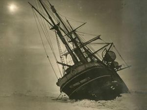 Kapal Ekspedisi Antartika Tabrak Gunung Es