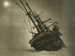 Kapal Ekspedisi Antartika Tabrak Gunung Es