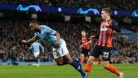 Meski menang telak, ada keputusan yang terbilang ganjil terkait penalti pertama yang diberikan oleh Kassai. Sterling saat itu dinilai Kassai terjatuh karena dilanggar Mykola Matvyenko. Padahal dalam tayangan ulang, Sterling terjatuh karena terantuk lapangan saat hendak menembak dan kebetulan tengah dibayangi Matvyenko. REUTERS/Andrew Yates.
