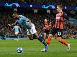 Meski menang telak, ada keputusan yang terbilang ganjil terkait penalti pertama yang diberikan oleh Kassai. Sterling saat itu dinilai Kassai terjatuh karena dilanggar Mykola Matvyenko. Padahal dalam tayangan ulang, Sterling terjatuh karena terantuk lapangan saat hendak menembak dan kebetulan tengah dibayangi Matvyenko. REUTERS/Andrew Yates.