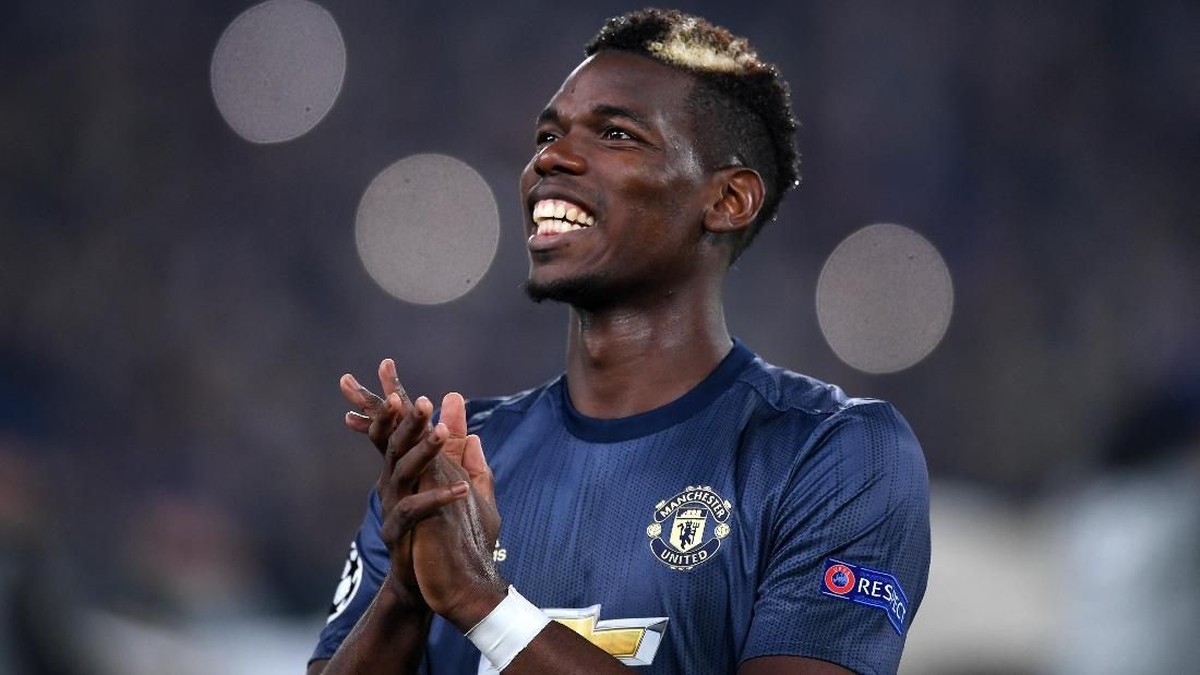 Gelandang Manchester United Paul Pogba memberi applause ke fans Juventus usai pertandingan. (Foto: Shaun Botterill/Getty Images)