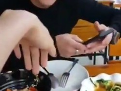 Duh, Wanita Ini Selalu Minta Dicium Saat Cowoknya Lagi Makan