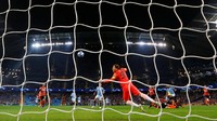 Di paruh kedua, City menambah empat gol. Jesus mencetak dua gol ditambah gol dari Raheem Sterling dan Riyad Mahrez. REUTERS/Darren Staples.