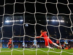 Di paruh kedua, City menambah empat gol. Jesus mencetak dua gol ditambah gol dari Raheem Sterling dan Riyad Mahrez. REUTERS/Darren Staples.