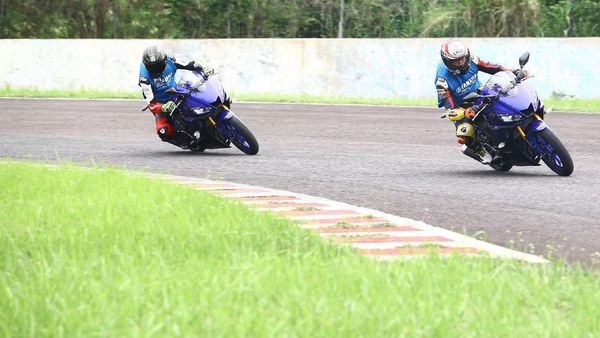 Cornering Lebih Anteng dengan Yamaha R25 Terbaru