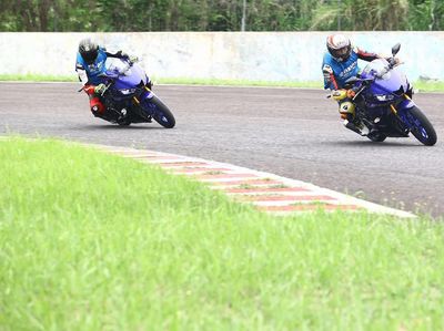 Menguji Yamaha R25 Baru di Sentul