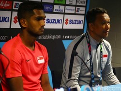 Pelatih Timnas Singapura Fandi Ahmad dan pemain Haris Harun menyampaikan konferensi pers di National Stadium Singapore, Kamis (8/11).