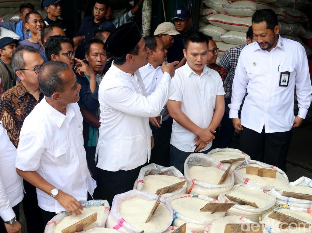 Mentan dan Buwas Diceletuki Pedagang soal Mahalnya Harga Beras Mentan dan Buwas Diceletuki Pedagang soal Mahalnya Harga Beras