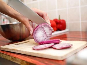 7 Tips Agar Tidak Menangis Saat Memotong Bawang 7 Tips Agar Tidak Menangis Saat Memotong Bawang