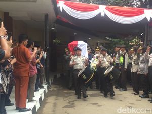 Video: Penghormatan Terakhir Polri untuk AKBP Sekar Korban Lion Air Video: Penghormatan Terakhir Polri untuk AKBP Sekar Korban Lion Air