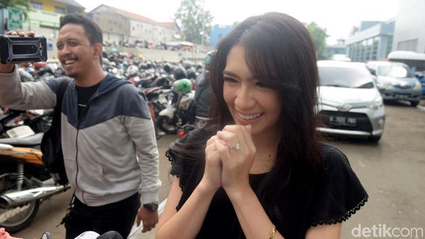 Disebut Putus, Angel Karamoy Malah Ketawa