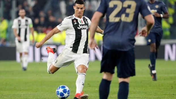 Cristiano Ronaldo mencoba melepaskan tembakan dari luar kotak penalti.