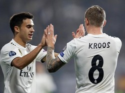 Pada babak kedua, Real Madrid cuma menambah satu gol lewat Toni Kroos. Kroos merayakan gol bareng bek muda Madrid Sergio Reguilon. (David W Cerny/REUTERS)