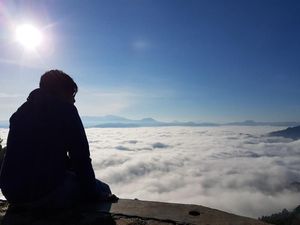 Berburu Sunrise di Negeri Atas Awan