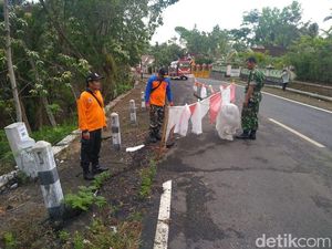 Longsor, Jalur Nasional Trenggalek-Panggul Retak dan Rumah Warga Rusak