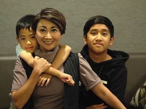 8 Potret Kompak Indy Barends dengan Dua Jagoannya 8 Potret Kompak Indy Barends dengan Dua Jagoannya