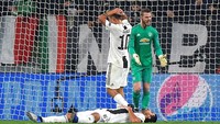 Juventus nyaris unggul saat Paulo Dybala mendapatkan ruang tembak di depan kotak penalti dan melepaskan tendangan. Bola cuma menghantam mistar gawang. (Foto: Massimo Pinca/REUTERS)