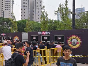 Begini Suasana Penukaran dan Penjualan Tiket Guns N Roses