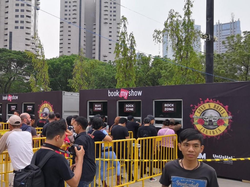 Begini Suasana Penukaran dan Penjualan Tiket Guns N Roses Begini Suasana Penukaran dan Penjualan Tiket Guns N Roses