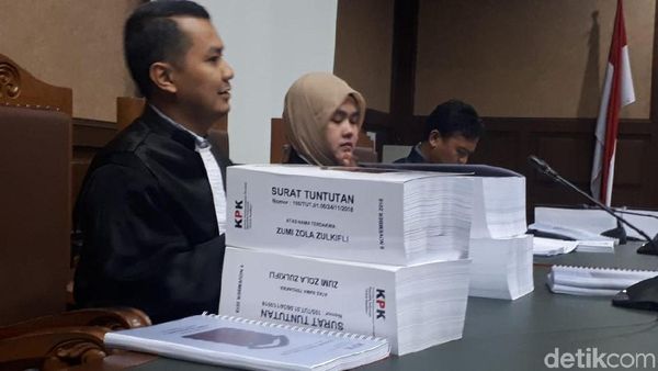 Potret 1.211 Lembar Tuntutan untuk Zumi Zola