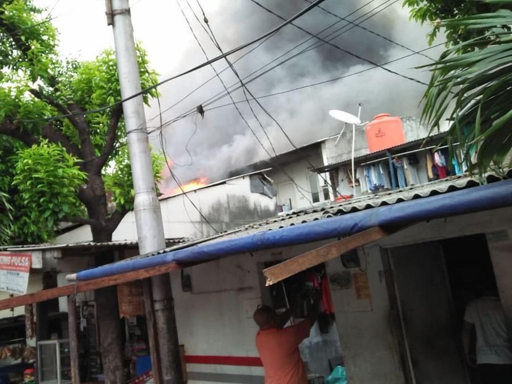 Rumah di Grogol Terbakar, 13 Mobil Damkar Dikerahkan Rumah di Grogol Terbakar, 13 Mobil Damkar Dikerahkan