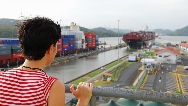 Turis melihat acara Terusan Panama (iStock) Turis melihat acara Terusan Panama (iStock)