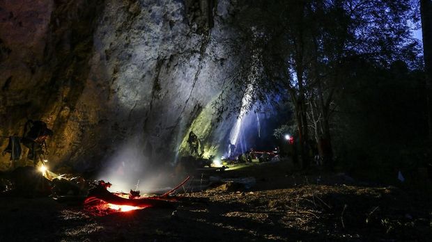 Jelajah dan Ritual Demi Temukan Jejak Lukisan Tua Indonesia