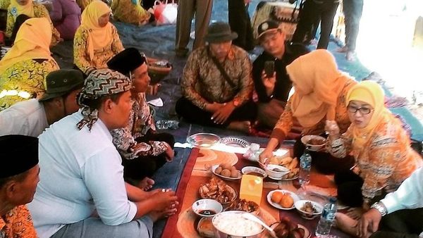 Intip Momen Bupati Indramayu, Anna Sophanah Saat Makan Bareng Warga