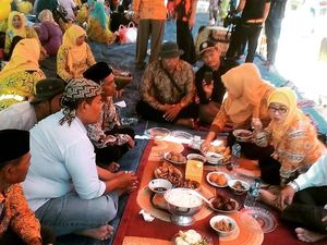 Intip Momen Bupati Indramayu, Anna Sophanah Saat Makan Bareng Warga Intip Momen Bupati Indramayu, Anna Sophanah Saat Makan Bareng Warga