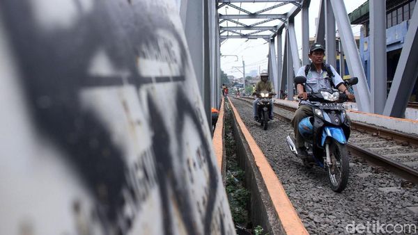 Makin Nekat! Pemotor Mulai Terobos Jalur Kereta