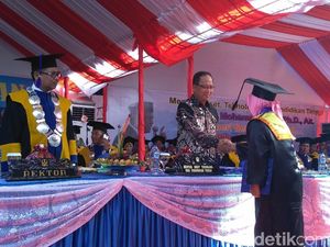 Menristekdikti Ajak Wisudawan Untad Palu Doakan Korban Gempa Menristekdikti Ajak Wisudawan Untad Palu Doakan Korban Gempa
