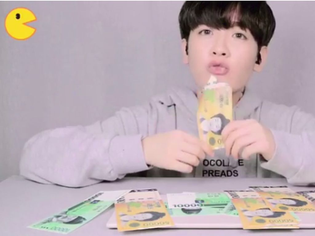 Viral! Vlogger Korea Ini Mukbang Makan Uang Kertas Viral! Vlogger Korea Ini Mukbang Makan Uang Kertas