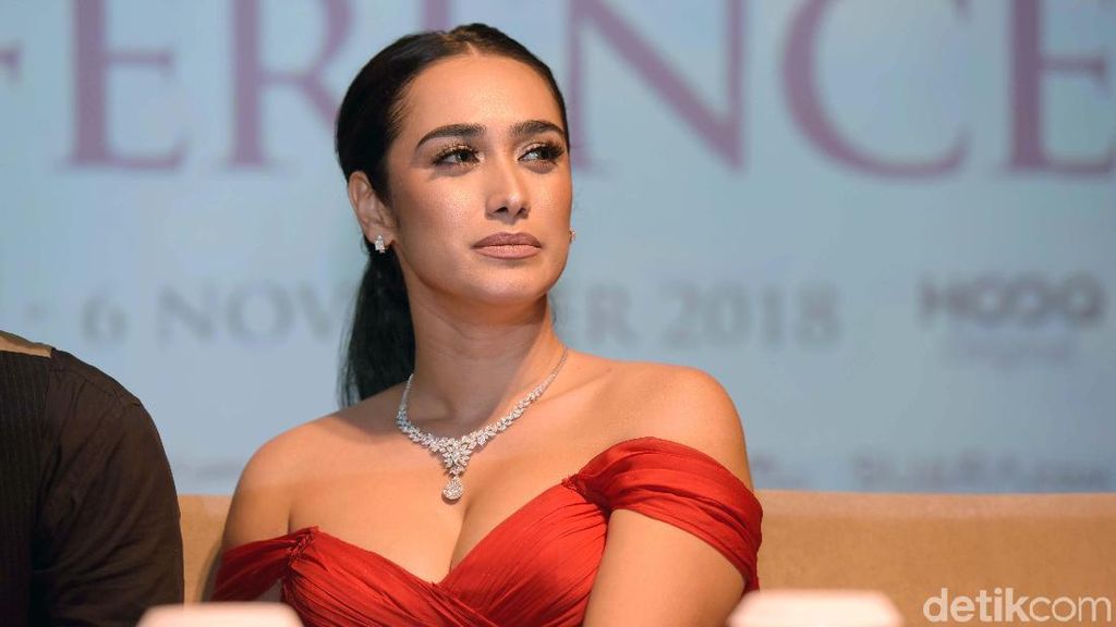 Si Seksi Alexandra Gottardo di Gala Premier Hanum & Rangga Si Seksi Alexandra Gottardo di Gala Premier Hanum & Rangga