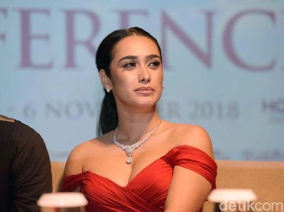 Si Seksi Alexandra Gottardo di Gala Premier Hanum & Rangga