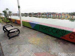 Terlalu! Cantiknya Kawasan Danau Sunter Dirusak Coretan Terlalu! Cantiknya Kawasan Danau Sunter Dirusak Coretan