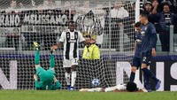 Sebuah peluang untuk memperbesar keunggulan gagal dimaksimalkan Juan Cuadrado. Dalam posisi bebas menghadapi kiper, sepakannya meneruskan umpan Ronaldo malah melambung. (Foto: Stefano Rellandini/REUTERS)