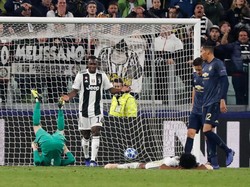 Sebuah peluang untuk memperbesar keunggulan gagal dimaksimalkan Juan Cuadrado. Dalam posisi bebas menghadapi kiper, sepakannya meneruskan umpan Ronaldo malah melambung. (Foto: Stefano Rellandini/REUTERS)