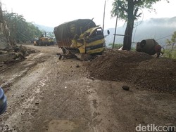 Truk Tertimpa Longsor di Jalur Trenggalek Ponorogo Dievakuasi