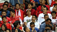 Kaesang menyaksikan laga perdana Grup B Piala AFF 2018 antara Indonesia vs Singapura di National Stadium, Jumat (9/11) malam. Dia hadir dengan mengenakan kaos dan topi warna putih.