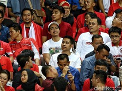 Kaesang menyaksikan laga perdana Grup B Piala AFF 2018 antara Indonesia vs Singapura di National Stadium, Jumat (9/11) malam. Dia hadir dengan mengenakan kaos dan topi warna putih.