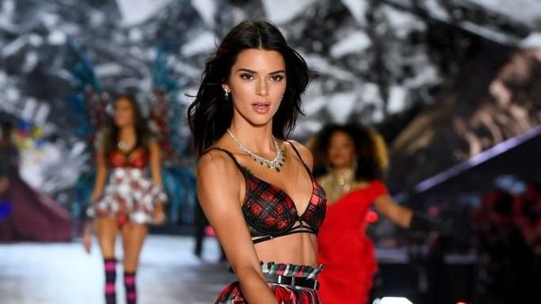 Tren Foto Terbaru: Snowkini, Saat Selebriti Pamer Bikini di Salju