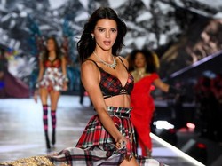 Kembali ke Victorias Secret, Kendall Jenner Pakai Lingerie Bersayap Bintang