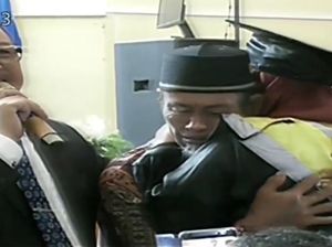 Titip Rindu Buat Ayah, Viral Momen Haru Ayah-Anak Saat Wisuda