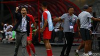 Pelatih Singapura merayakan gol yang dicetak oleh Harris Harun.