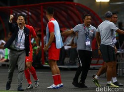 Pelatih Singapura merayakan gol yang dicetak oleh Harris Harun.