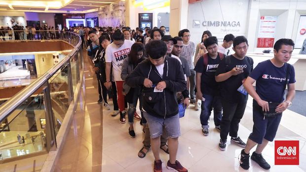 Pengunjung memenuhi gelaran Urban Sneakers Society di Pacific Place, SCBD, Jakarta, Jumat (9/11). (CNN Indonesia/Hesti Rika)