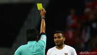 Rizky Pora mendapat kartu kuning.