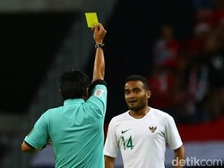 Rizky Pora mendapat kartu kuning.