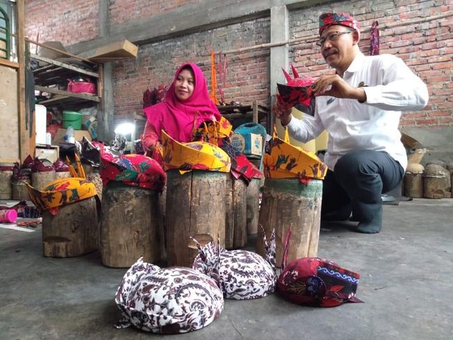 Berita Kisah Sukses Pengrajin Blangkon Pacul Gowang yang Harumkan Sidoarjo Rabu 17 April 2024